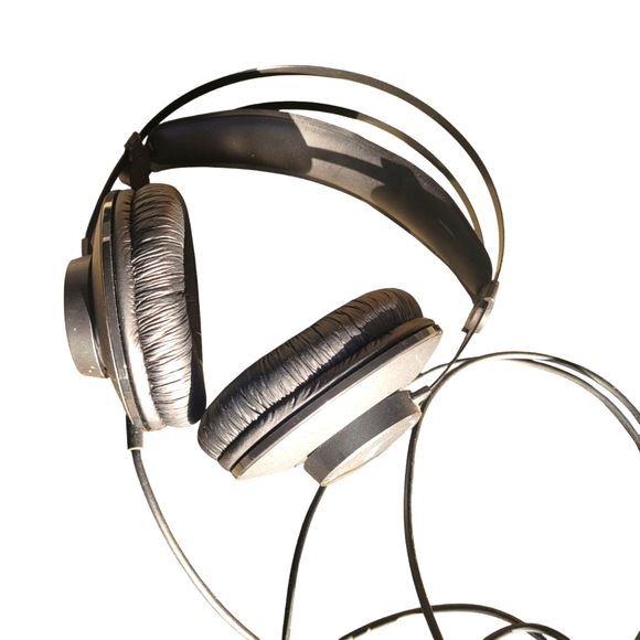 AKG K52 Closed-Back Headphones - Picture 1 of 3